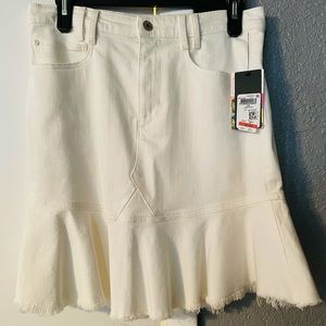 BRAND NEW/Never Worn jungle white GUESS jeans skirt!